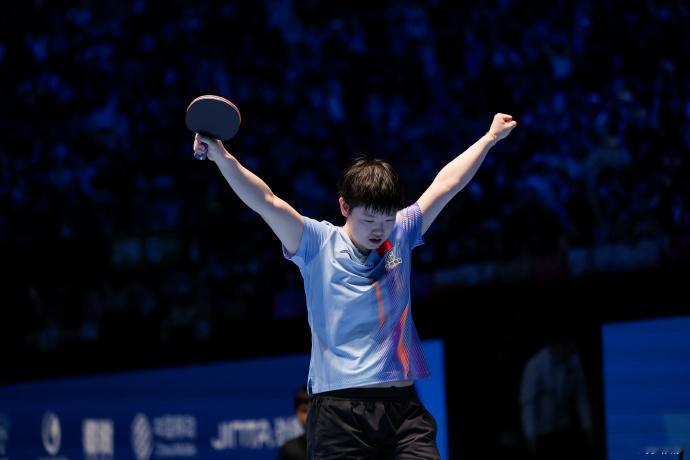 孙颖莎亚洲杯夺冠发博孙颖莎晒照三面五星红旗同时升起伤愈复出的第一个比赛，孙颖