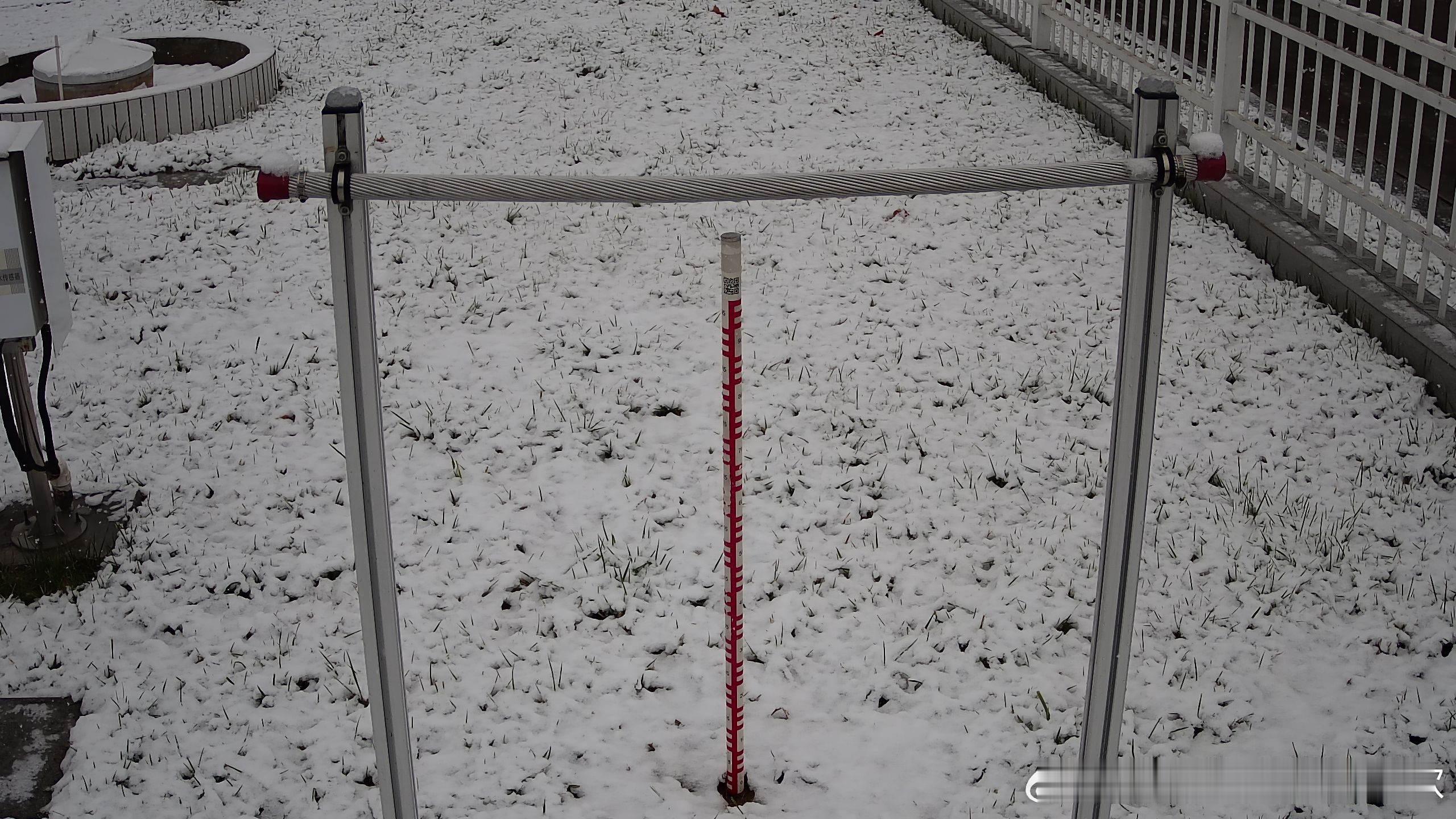 【降雪追踪】今天12时，陕西宝鸡、咸阳、西安泾河，气象观测站，均已经有明显积雪（