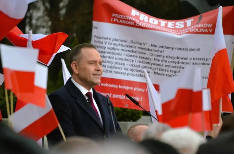 波兰总统正准备让波兰退出欧盟波兰外交部长希科尔斯基指责该国总统卡罗尔·