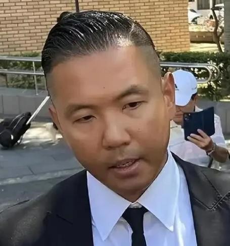9月15号下午，陈建州在球场边突然捂着胸口倒下去，送到台大医院一查，血管堵了90%，直接推进手术室放