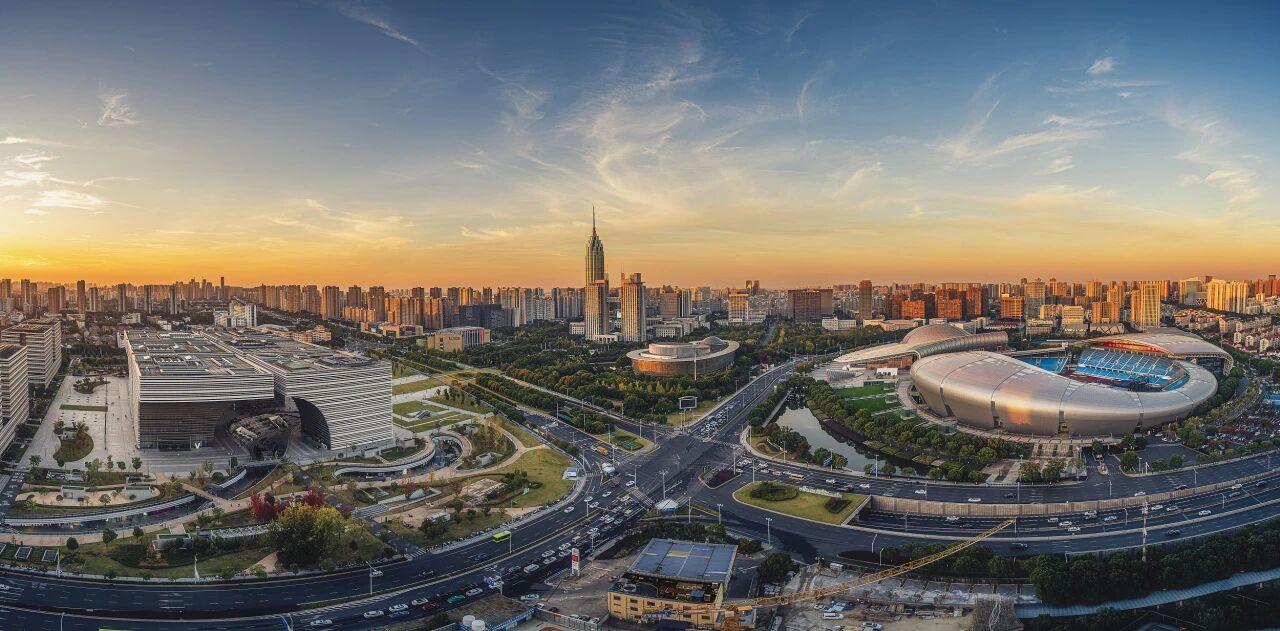 在长三角的版图上，嘉兴这座城市曾经常被视为“上海的腹地、杭州的后花园”。但就在