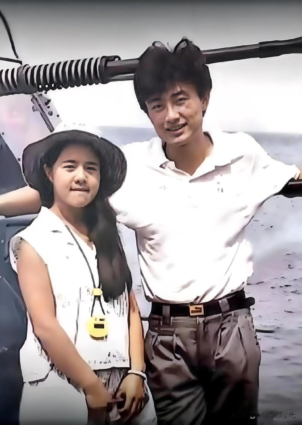 第一次见如此年轻的王宁，我只想说一句，不愧是央视眼光，真的挺帅。妻子刘纯燕站