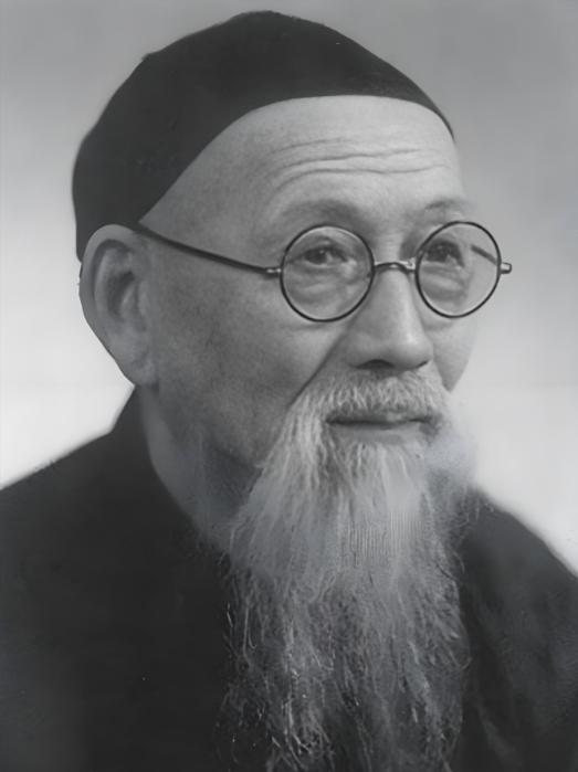 1931年，宋美龄陪母亲游杭州，半个月挥霍了一万三千多块大洋。账单送到浙江省政府