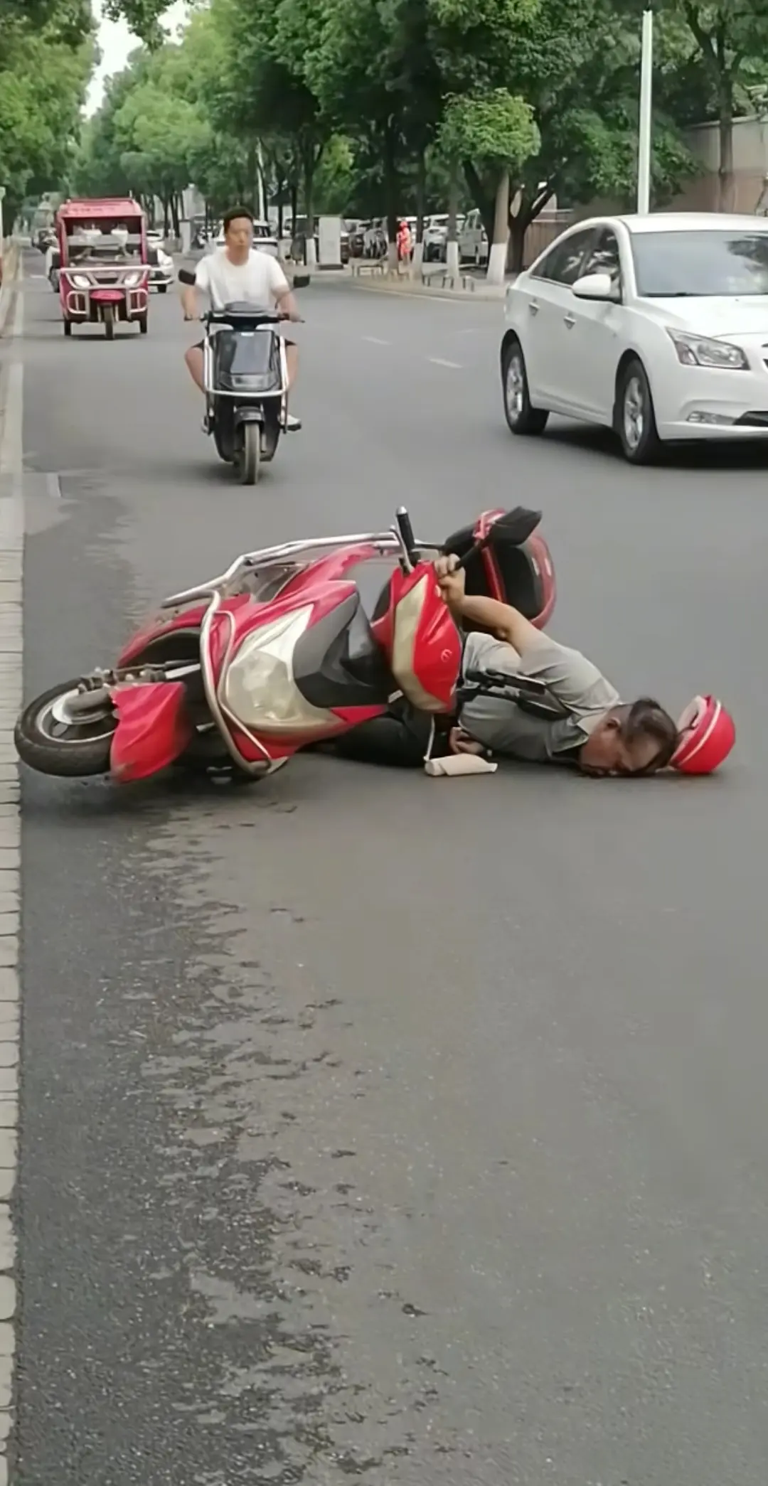 想问一下，只有交警能扶吗？