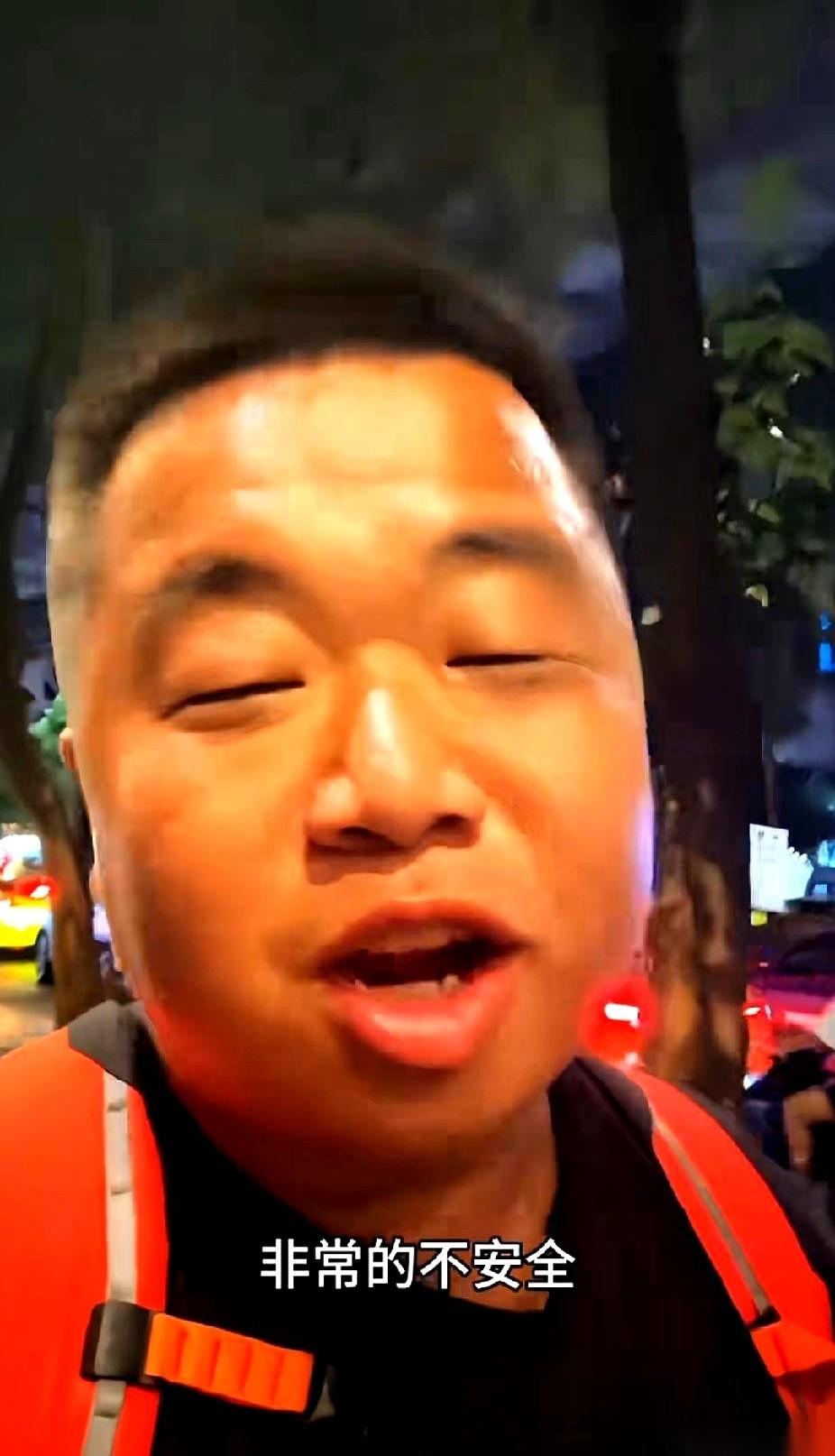 “女性朋友千万别一个人去！就算有人陪着也别去！”主播蓝战非对着镜头，把这句警告