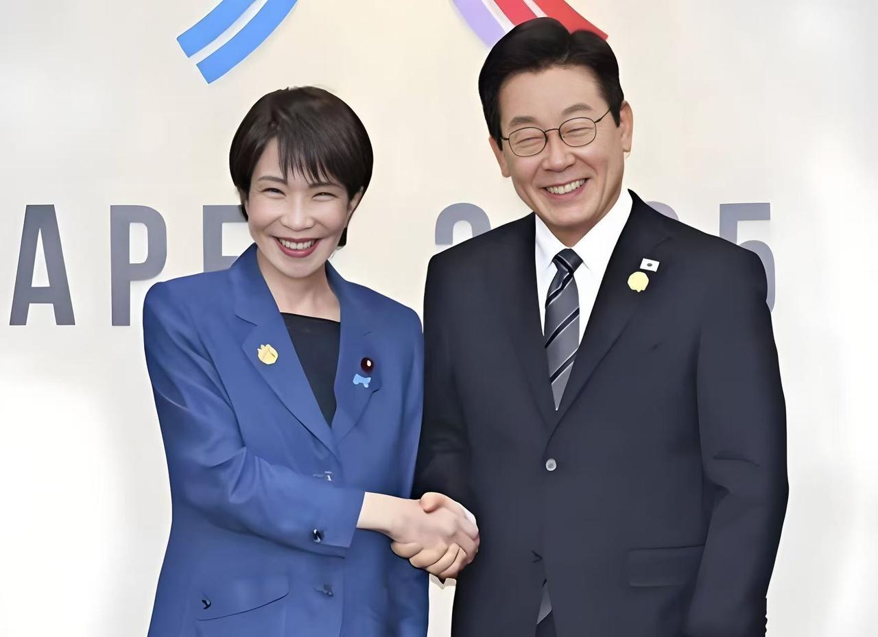 高市早苗这招简直绝了！之前高市早苗对着特朗普转圈鞠躬，被骂成“丢尽日本脸面”的