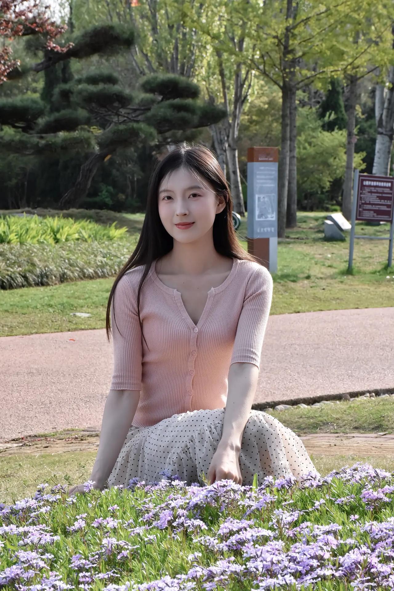 花间人影动，春意满园生。