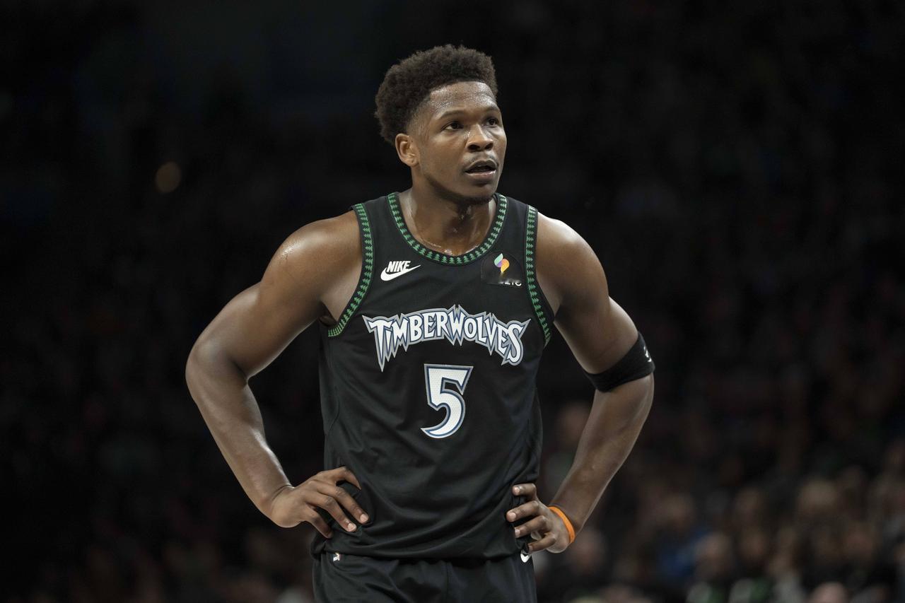 NBA季后赛还在进行，森林狼在主场打马刺，这是系列赛第四场。最后，森林狼114-