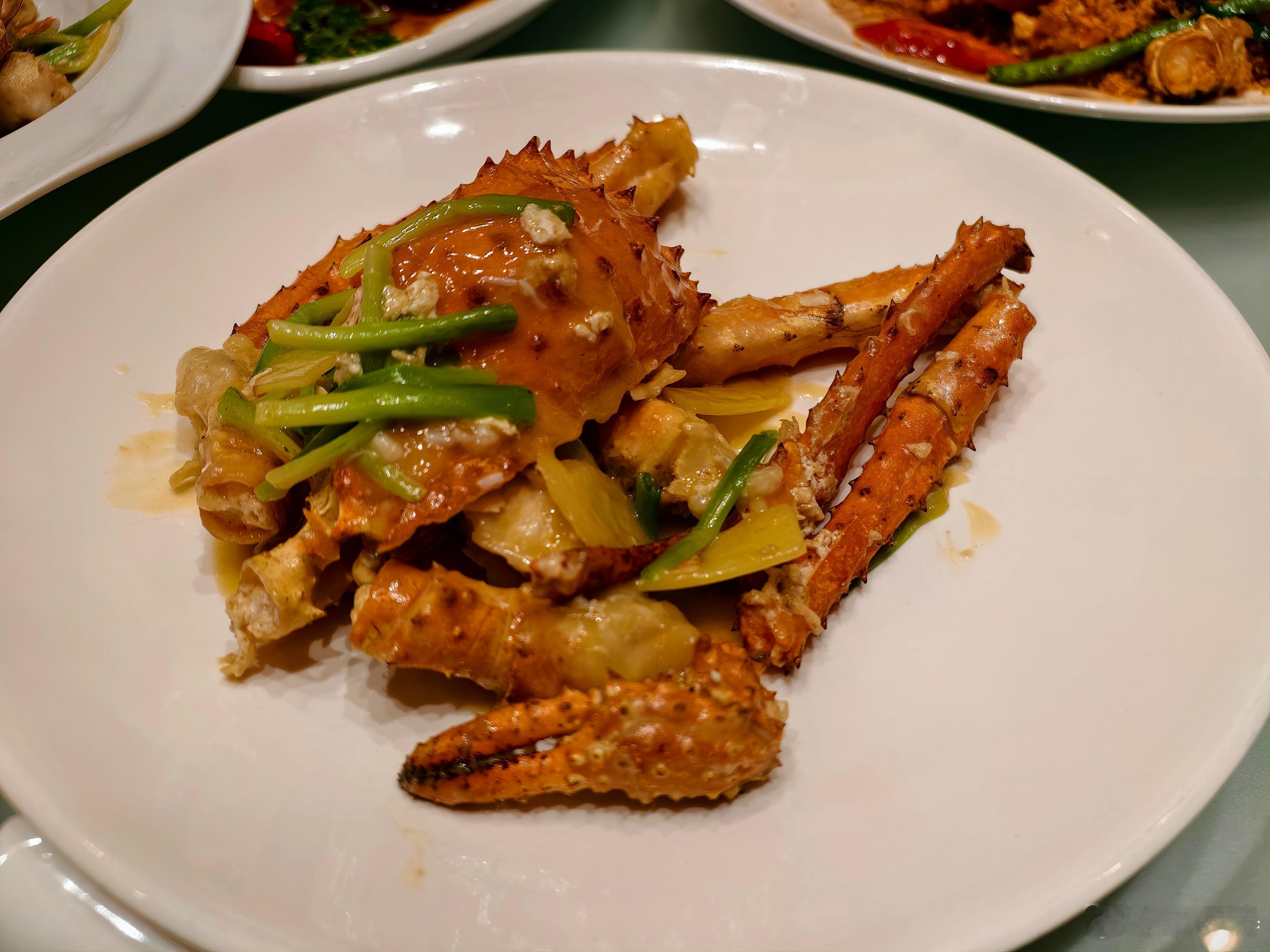 昨晚他看我吃猪脚饭有点过意不去，今晚请我吃海鲜大餐。​​​