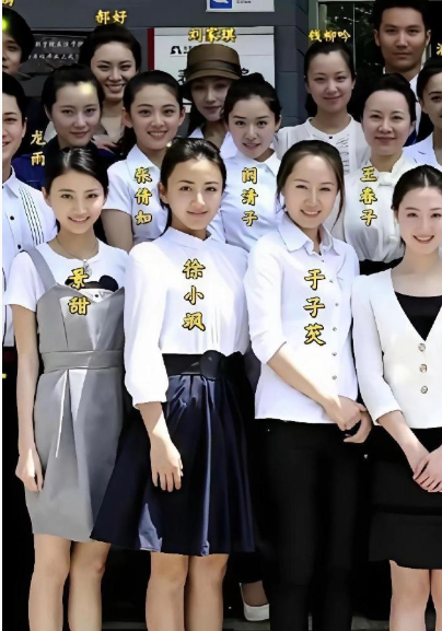 奇怪了，全班都是大美女，就是红了景甜一个人，景甜最不漂亮，但红得发紫，到底什么背