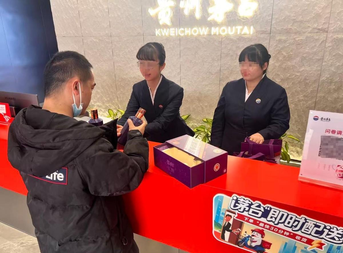 北京东四北大街那家茅台自营店，下午两小时里来了二十多个人。他们不说话，只是把