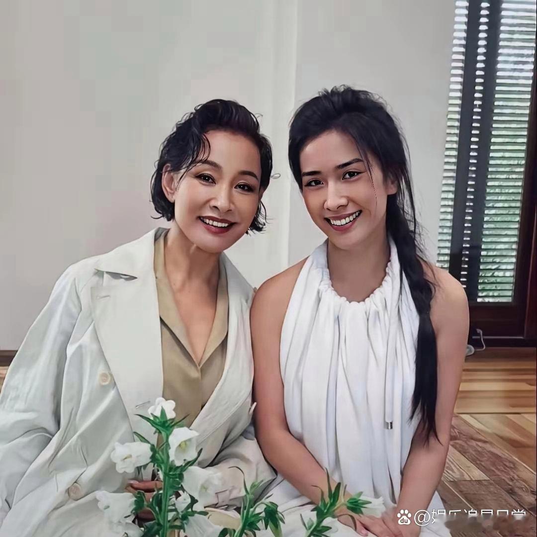 陈冲同女儿合照亮眼，女儿颜值赶超妈妈，身为演员笑起来的小虎牙格外灵动。