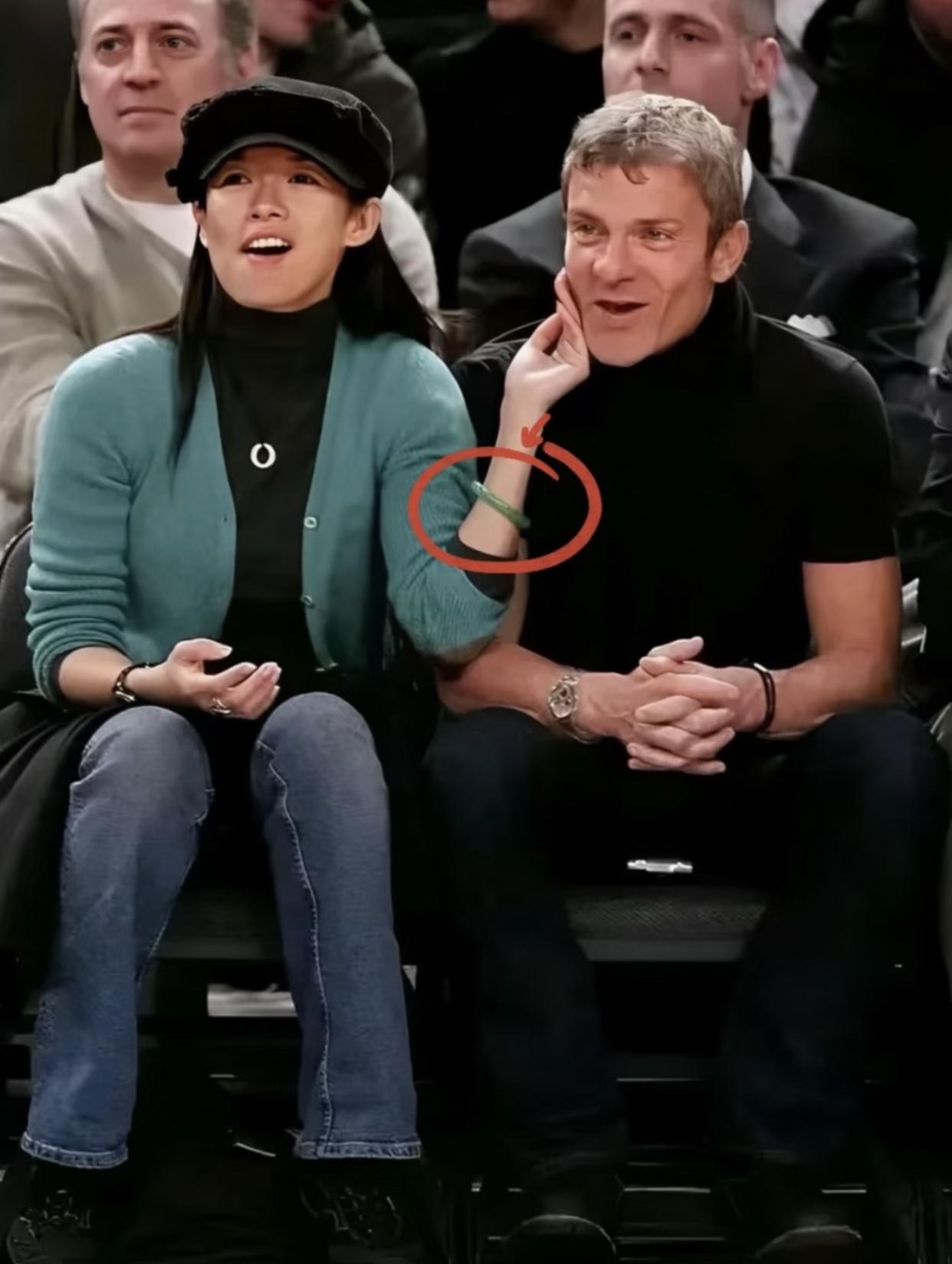 章子怡太绝了！翻看老照片，在好莱坞时期，身边是百亿富豪男友，腕间松松垮垮戴着一只