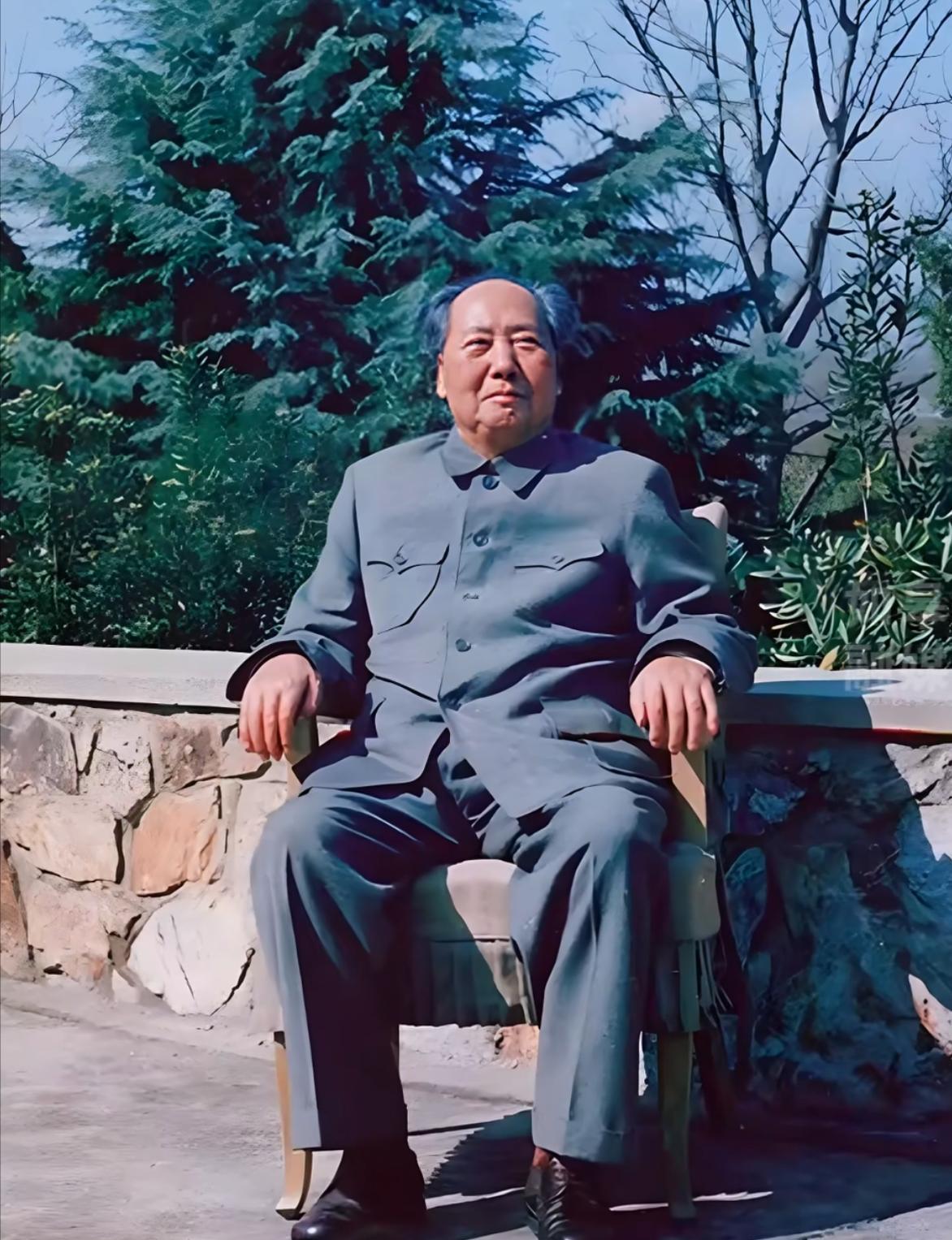 这张照片拍摄于1970年，阳光明媚，清风徐徐，毛主席惬意的在晒太阳，精神状态满分
