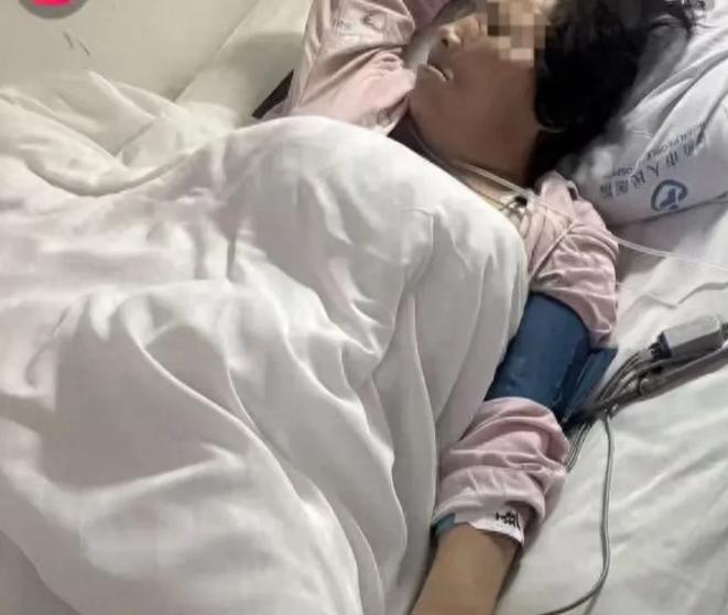 山西曲沃，男子的母亲，上方牙齿松动，就去种牙，医生告诉她，种牙就要把上面的牙齿全