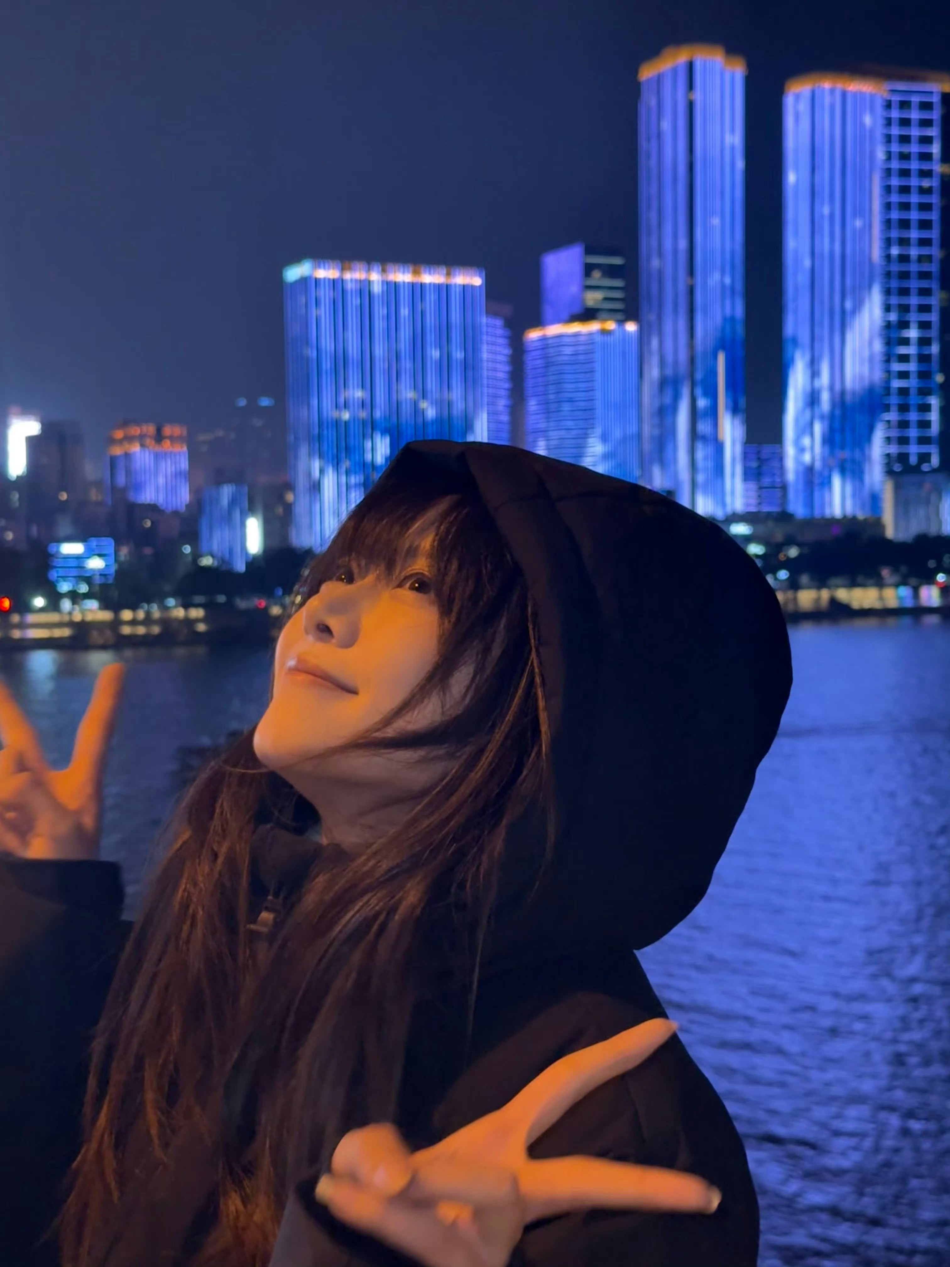 lpl主持骆歆晒橘子洲头游玩照：从湘江寄回来的明信片驼子姐不愧是电竞美羊羊，这哪