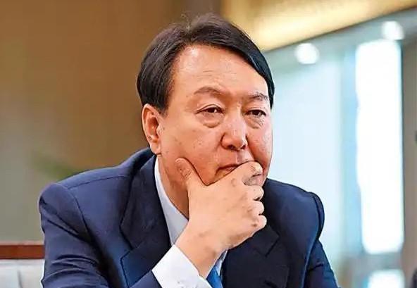 穿囚服，拍大头照，尹锡悦没有了总统级待遇，尹锡悦这次进去正赶上炎热的夏季，睡地板