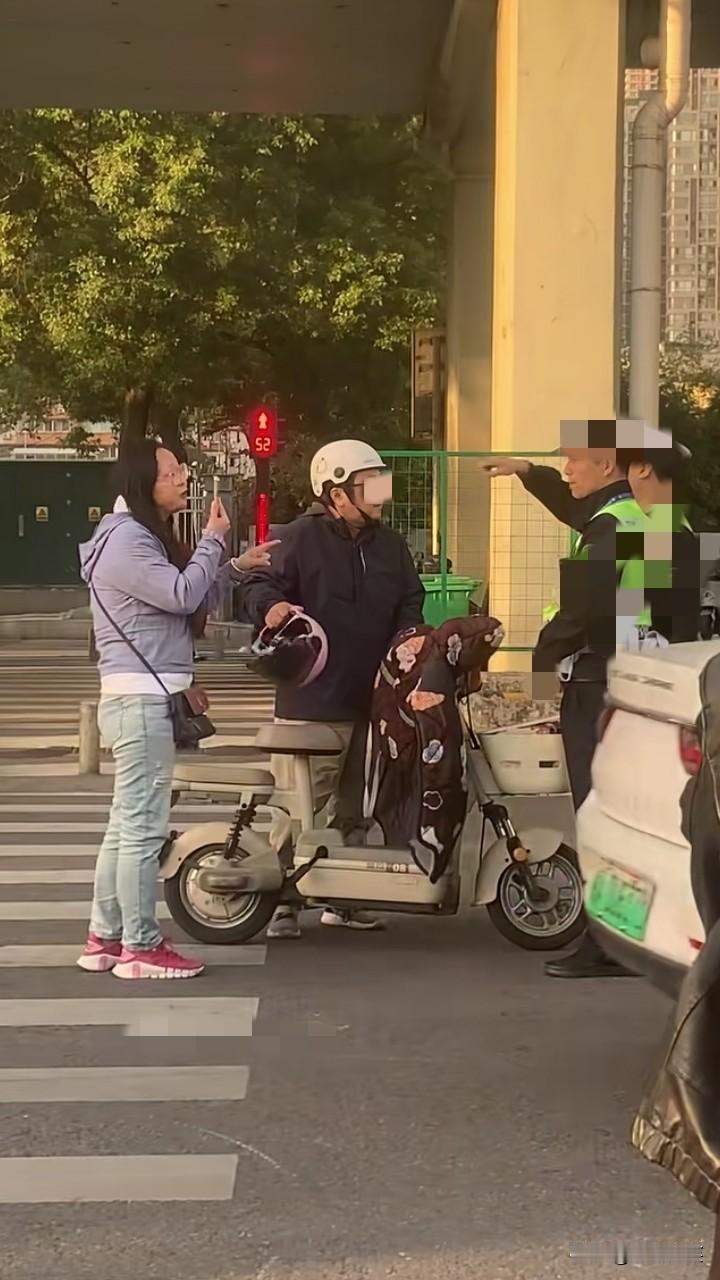 湖南的“小仙女”，帽子叔叔查到电动车违规载人，“小仙女”不乐意了，掏出手机就录，