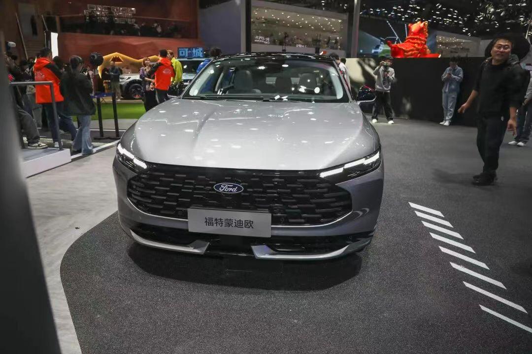 蒙迪欧这款车，算得上是中国B级车市场的一位老朋友了，当年“马丁脸”的造型也曾引领