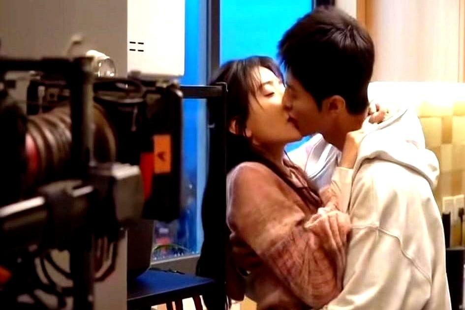 刷到演员吻戏名场面时，你是不是也嗑到上头？但真相扎心了！导演一喊“卡”，上一