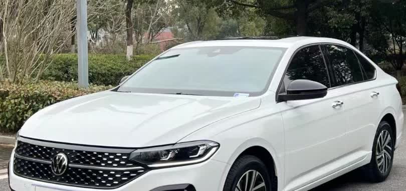 同事买了一辆比亚迪宋，混动的那种，落地11万我买了一辆大众朗逸领先油车，落地