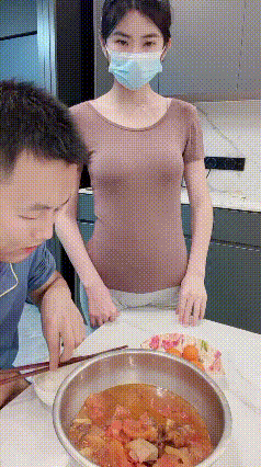 为了流量，这俩口子会玩，打擦边球都打到极致了！本来就是普普通通，晒个日常生活片