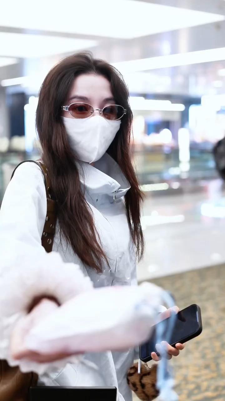 宋祖儿宋祖儿给站姐送了开站一周年礼物站姐起初只是想要一句生日祝福，结果祖儿登