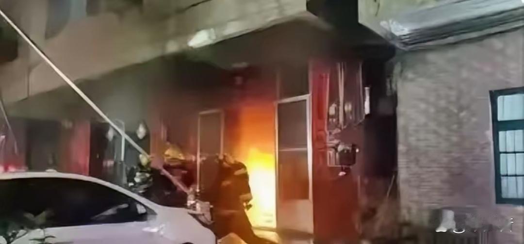 汕头自建房火灾，邻居的一句话让人止不住的泪水流下来他说，“有人在窗口挥舞