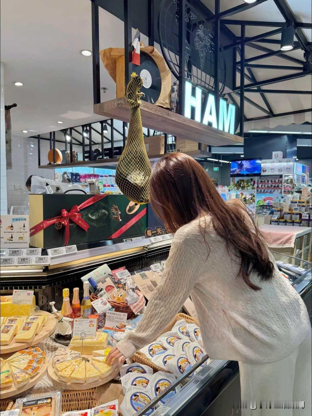 中午不想吃饭，就来超市捡点甜食好了[笑着哭]