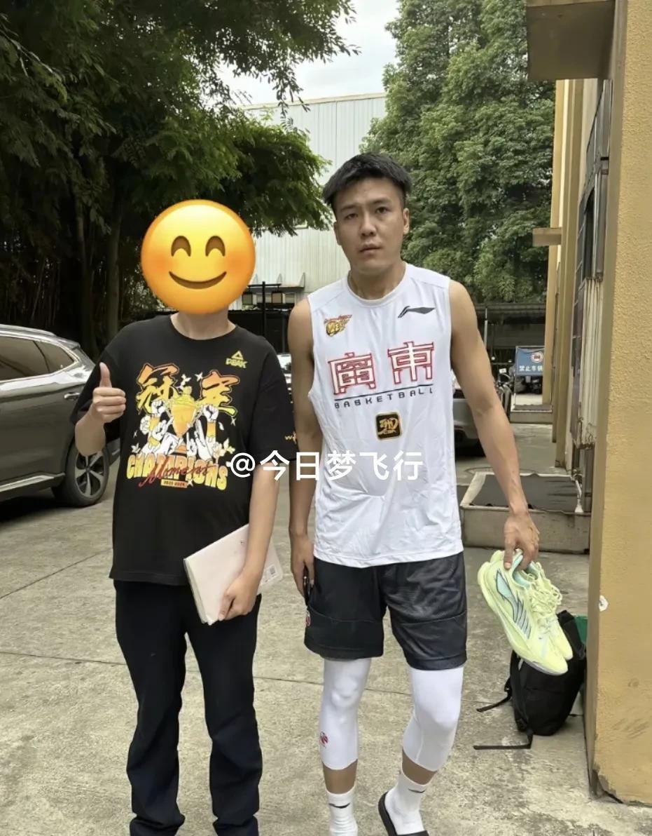 黄荣奇现身成都训练！有球迷朋友拍发了在四川成都与黄荣奇的合照。照片中黄荣奇身穿