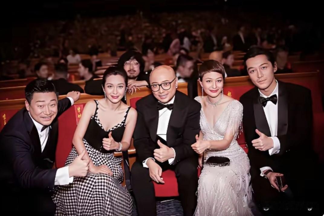 刘桦、李冰冰、徐峥、马伊俐、胡歌五个人整整齐齐坐在一排，个个精神头十足，男的英气