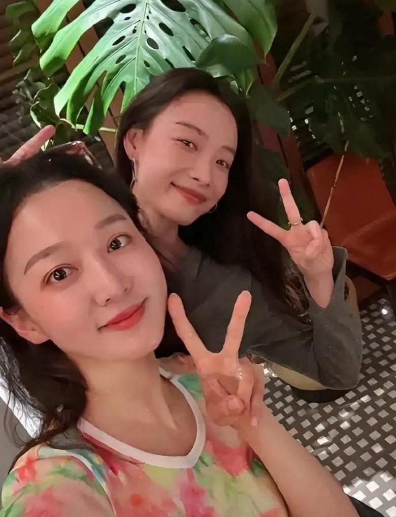 国乒队长马龙的妻子夏露，突然跟大明星倪妮同框了。很多人都挺意外的，这两个人怎