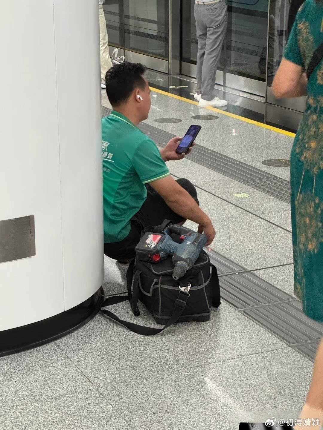 公共场合，他自己不觉得羞愧吗？​​​
