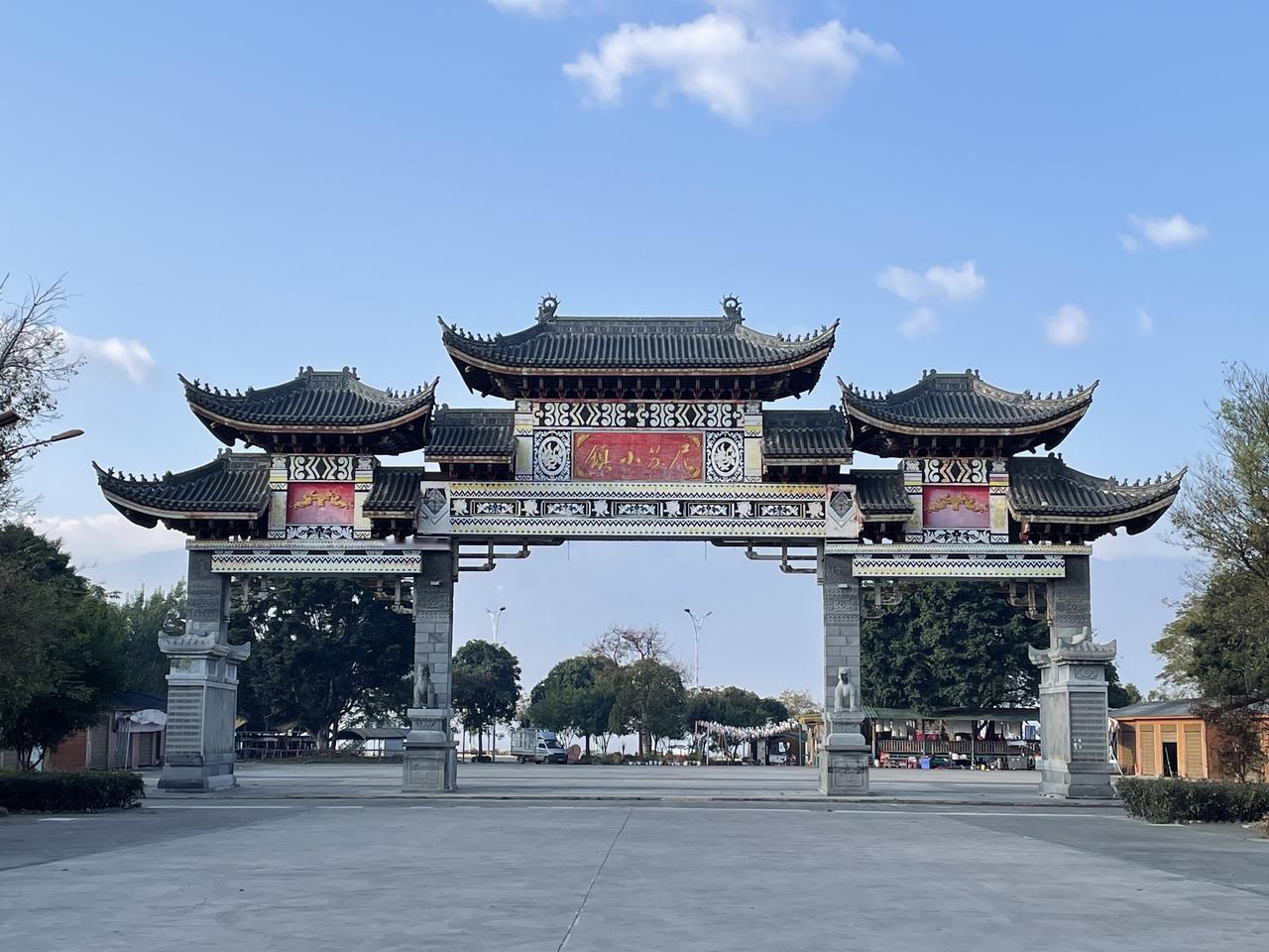 蒙自蒙自市有个尼苏小镇。小镇紧邻一片湖水。这片湖水规模还不小。湖的名字是大屯海