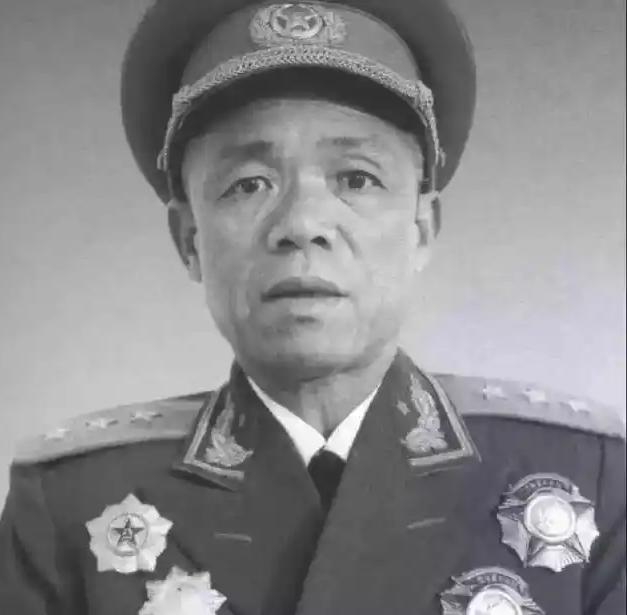 1950年，解放海南岛前，韩先楚看到登岛名单上很多都是副职时，顿时气坏了：“都不