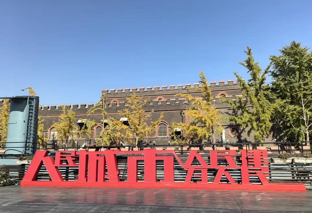 办公室里的"铁面判官"突然消失了。昨天还见他训斥下属的文件格式不对，今早工位就空