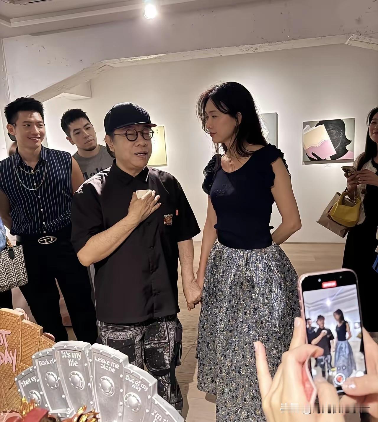 蔡康永和林志玲真的是关系不一般，蔡康永在日本举行画展，林志玲独自上门庆祝，二人也