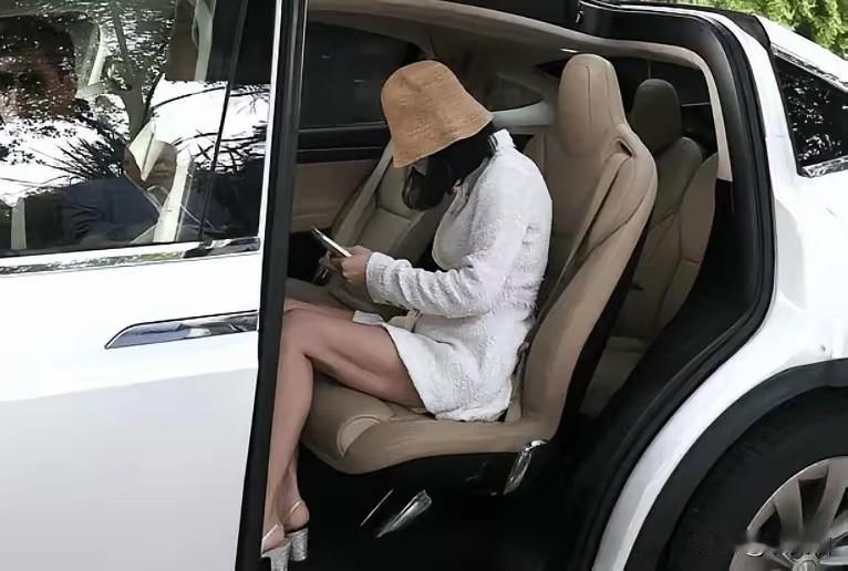 一个23岁的女孩，在悉尼开着蒂芙尼蓝劳斯莱斯撞瘫了别人的司机，一年多了，案子还