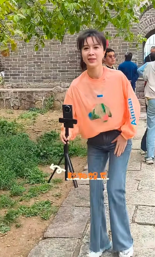 有网友在天津偶遇50岁的金巧巧，没有滤镜的情况下，女神依旧肤白貌美，龙眉凤目，身