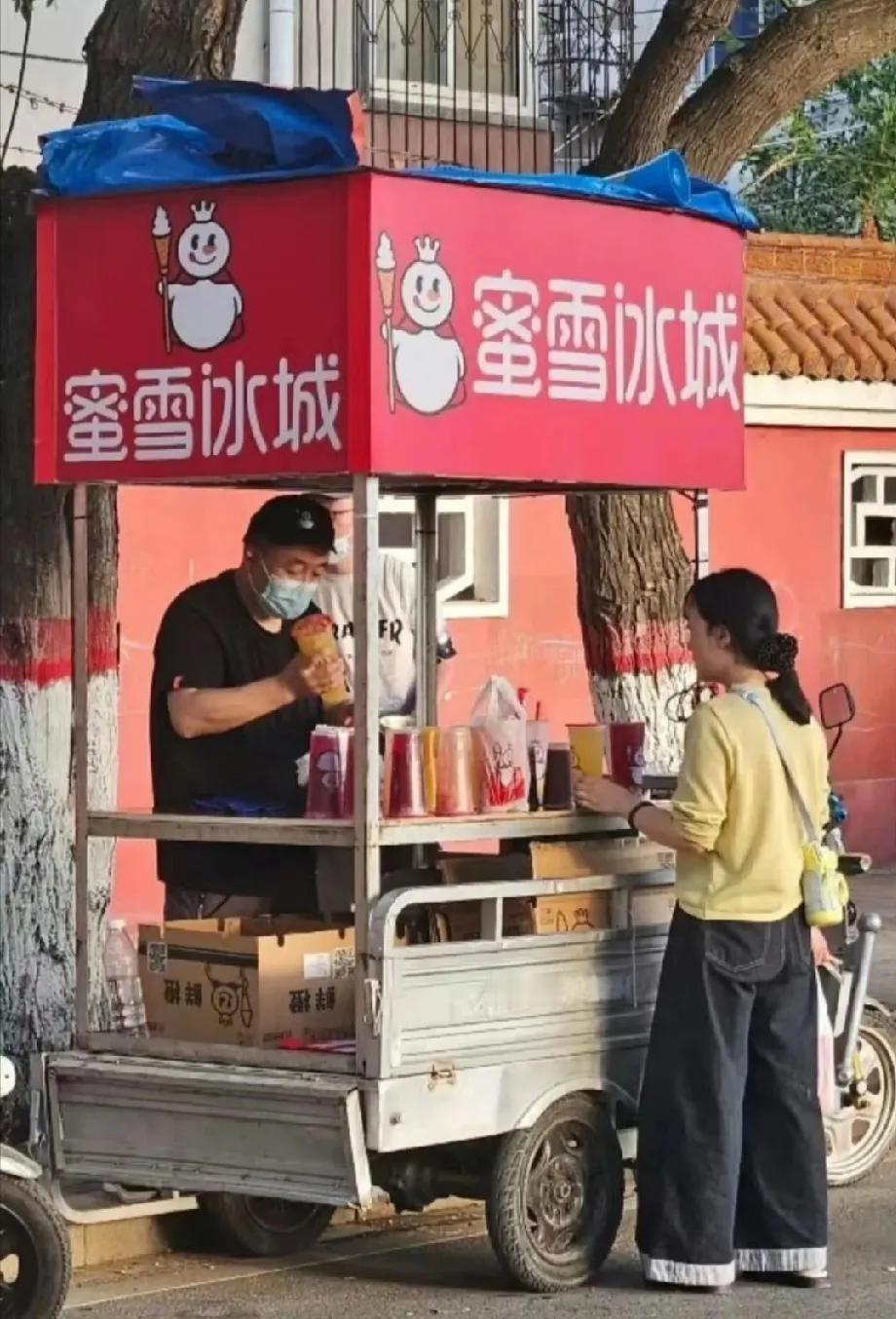 震惊！街边惊现“野生”蜜雪冰城？网友：这波操作给我整不会了…今天在网上刷到