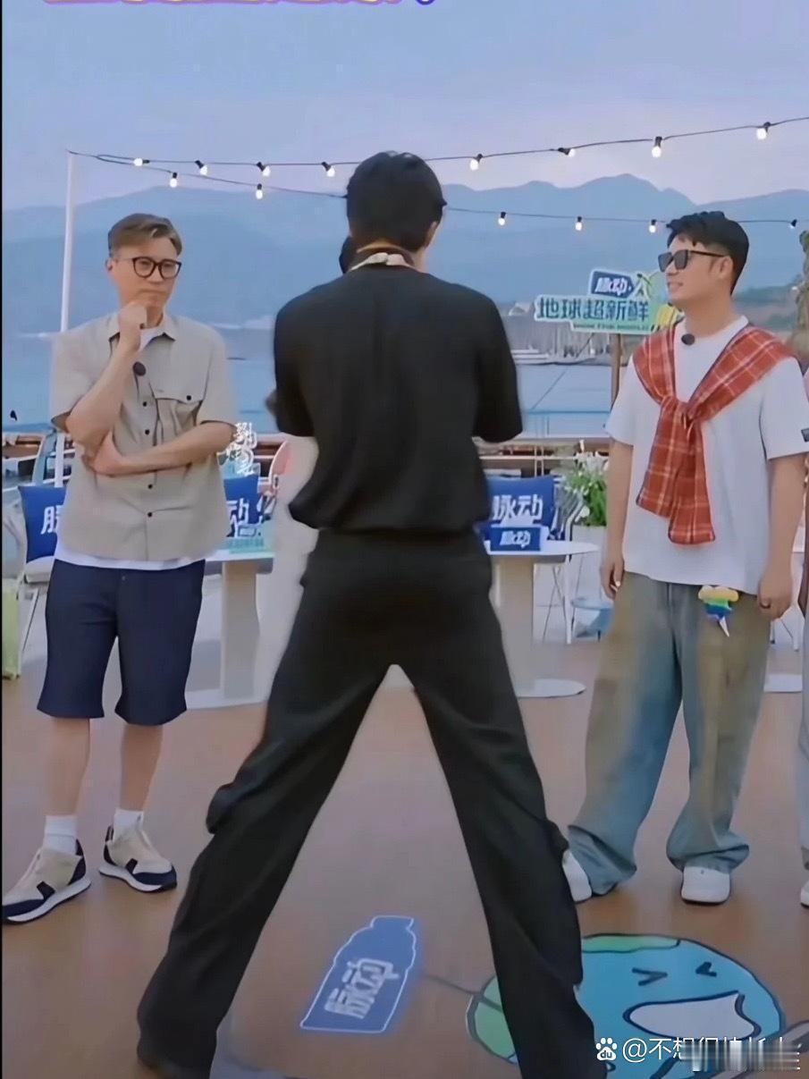 刘宇宁你这个腿有点儿恐怖了……一米九不是白长的