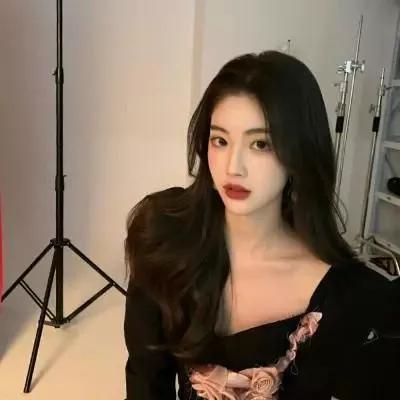 优雅黑裙，精致妆容，自信满满气质黑裙气质黑裙搭配轻奢时尚黑裙气质吊带黑裙