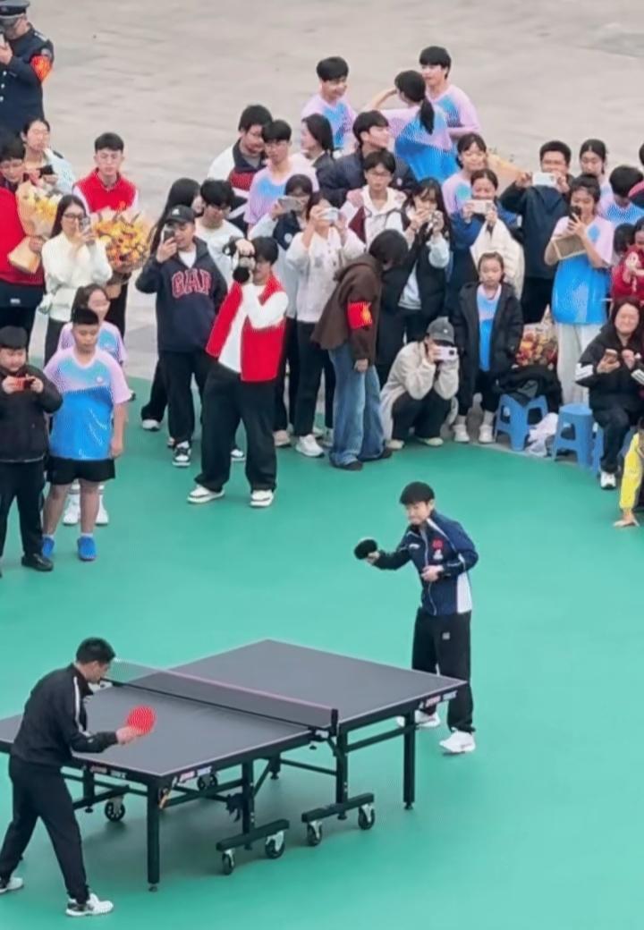 和莎莎现场对打的竟然是学校校长，这也太有排面了，瞬间成为全场最吸睛的一幕。