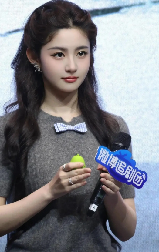 终于遇到好看的一位女演员了，凹凸有致的比例感也太有魅力了。她的五官如此完美，眼睛