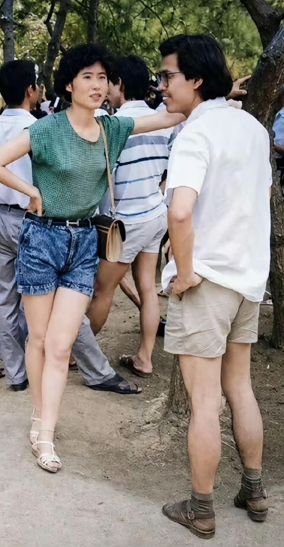 八十年代男人标配，袜子配凉鞋。