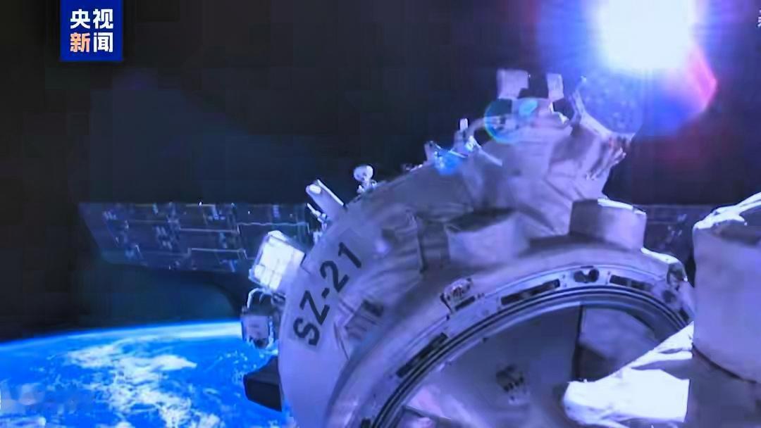 神二十乘组踏上回家之旅！神二十一载人飞船顺利撤离空间站组合体！北京时间202