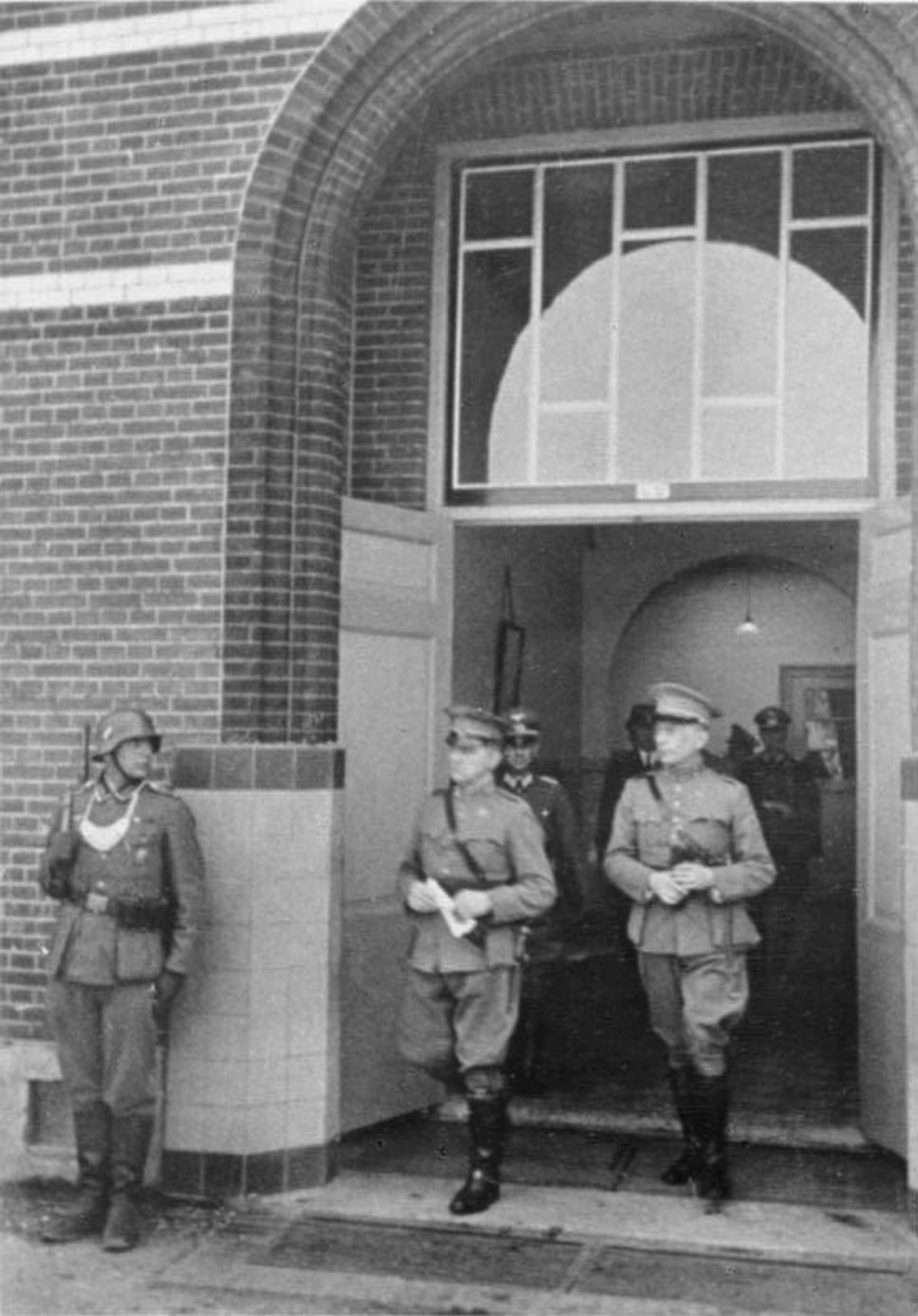 飞扬军事85年前的今天，1940年5月15日，荷兰向德国投降。84年前的