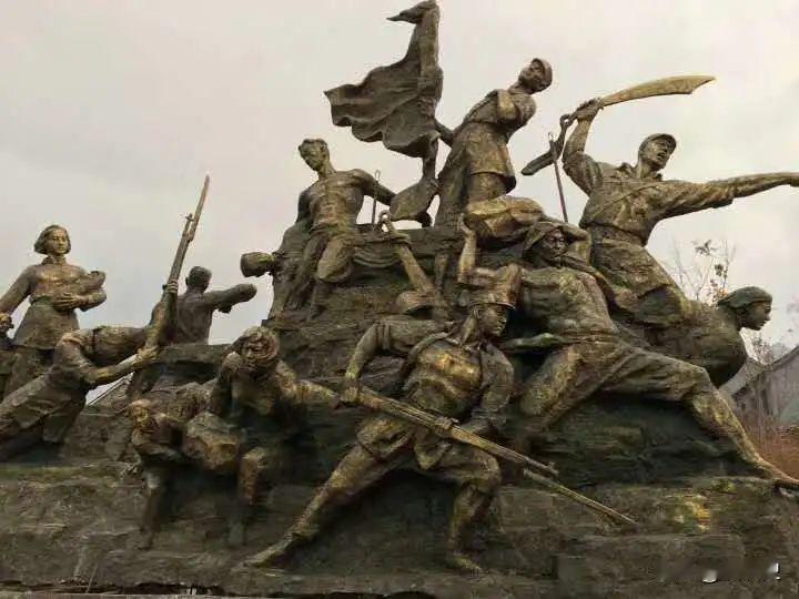 1942年深秋的鲁中马鞍山，寒霜降在陡峭的崖壁上。一个拄着枣木假腿的八路军指挥