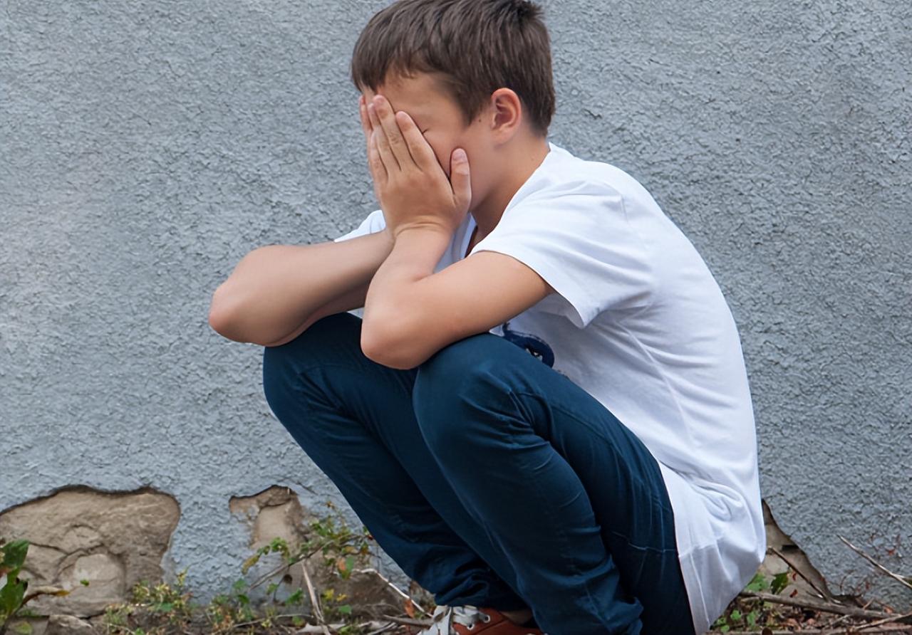 贵州仁怀，一男子下班回家，发现4年级的儿子挂在梁上，已经一动不动，他吓得赶紧抱下