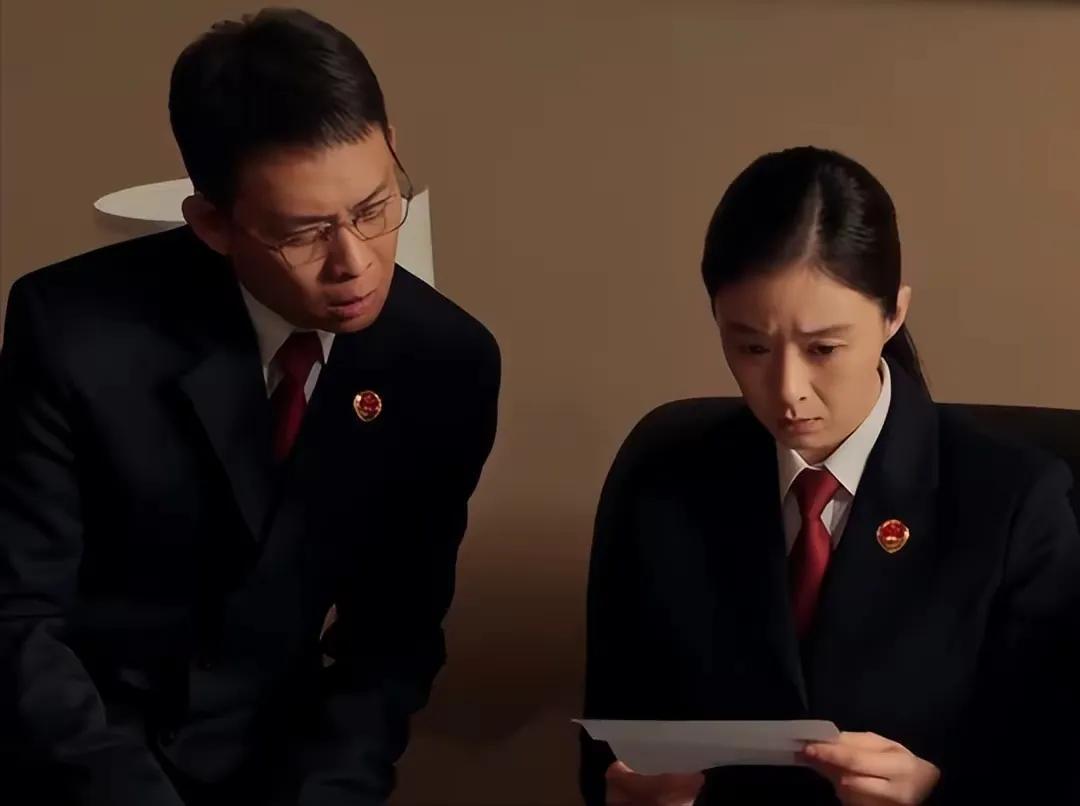看了《以法之名》。搞了半天，全剧心中有人民的只有洪亮和郑亚萍两个人。如此大尺度的